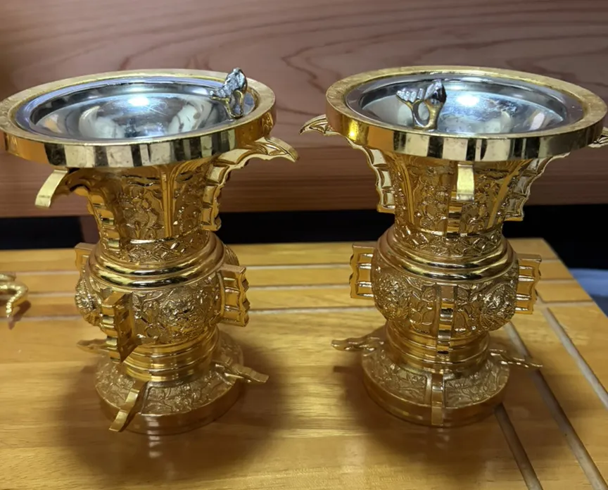 一対の花立。仏具は「買取できるもの」と「供養・処分をご案内するもの」をその場で分けます