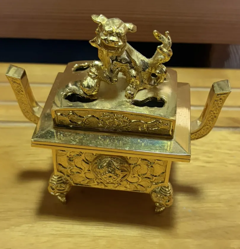 獅子の香炉。仏壇まわりの金色の道具は一式でお見せください